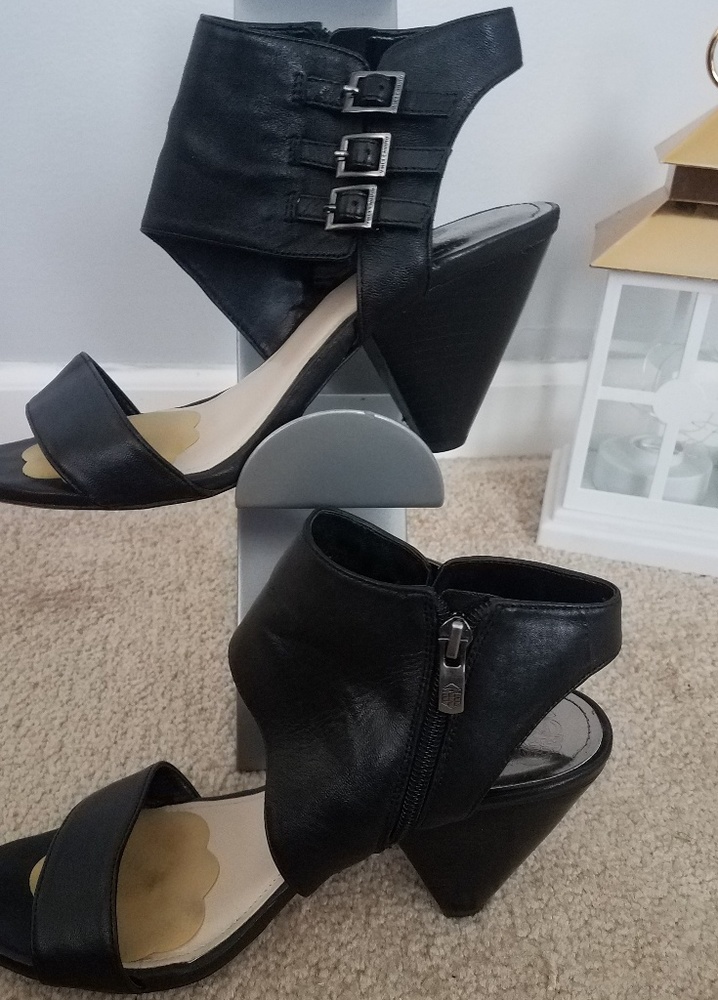🎈🎈HOT PICK🎈🎈Vince Camuto black leather heels